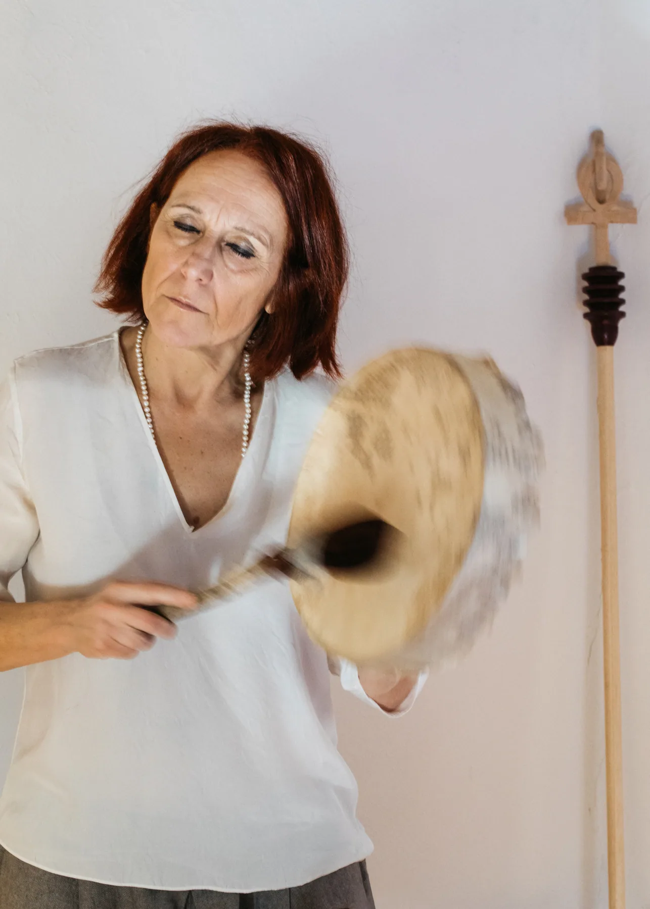 Paola Ruggeri durante un trattamento con il tamburo